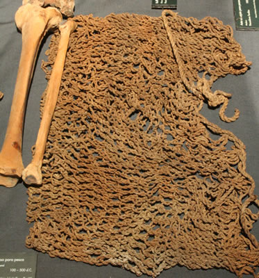 «Chinguillo»: Bolsa anillada para pesca. Fibra vegetal. Pescadores Tardíos 100 – 500 d.C. Colección Museo Histórico Natural de Mejillones.
