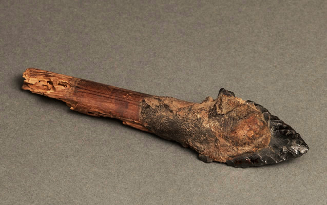 Cuchillo de sacrificio Madera, obsidiana y resina INC-MNAAHP, L-14024.