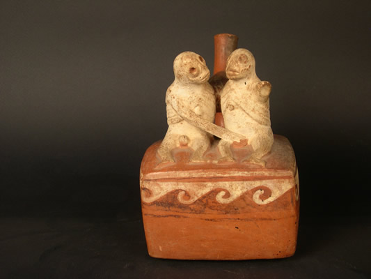 Botella asa-estribo : Ser esquelético masturbando a mujer muerta sin brazos, sobre plataforma con motivos de olas. Museo Larco, Lima – Perú / ML004316