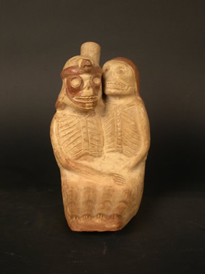 Botella : Ser es queléticos con tocado masturbando a mujer muerta Museo Larco, Lima – Perú I ML004322