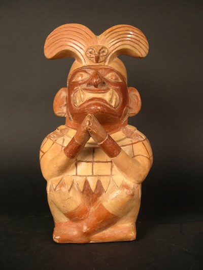 Botella asa-estribo: «Cara Arrugada » con tocado de búho,túnica reticulada y tapa rrabo Museo Larco, Lima – Perú