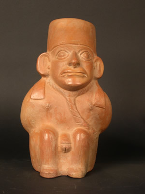 Cántaro: Prisionero desnudo con pene flácido,amarrado de manos y soga al cuello Museo Larco, Lima – Perú