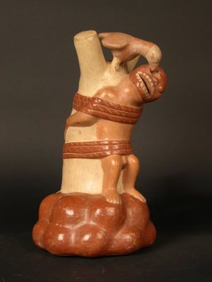Botella asa-estribo: Prisionero desollado ,amarrado a tronco y picoteado por aves de rapiíía. Museo Larco, Lima – Perú