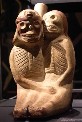 Botella : Ser es queléticos con tocado masturbando a mujer muerta Museo Larco, Lima – Perú I ML004322