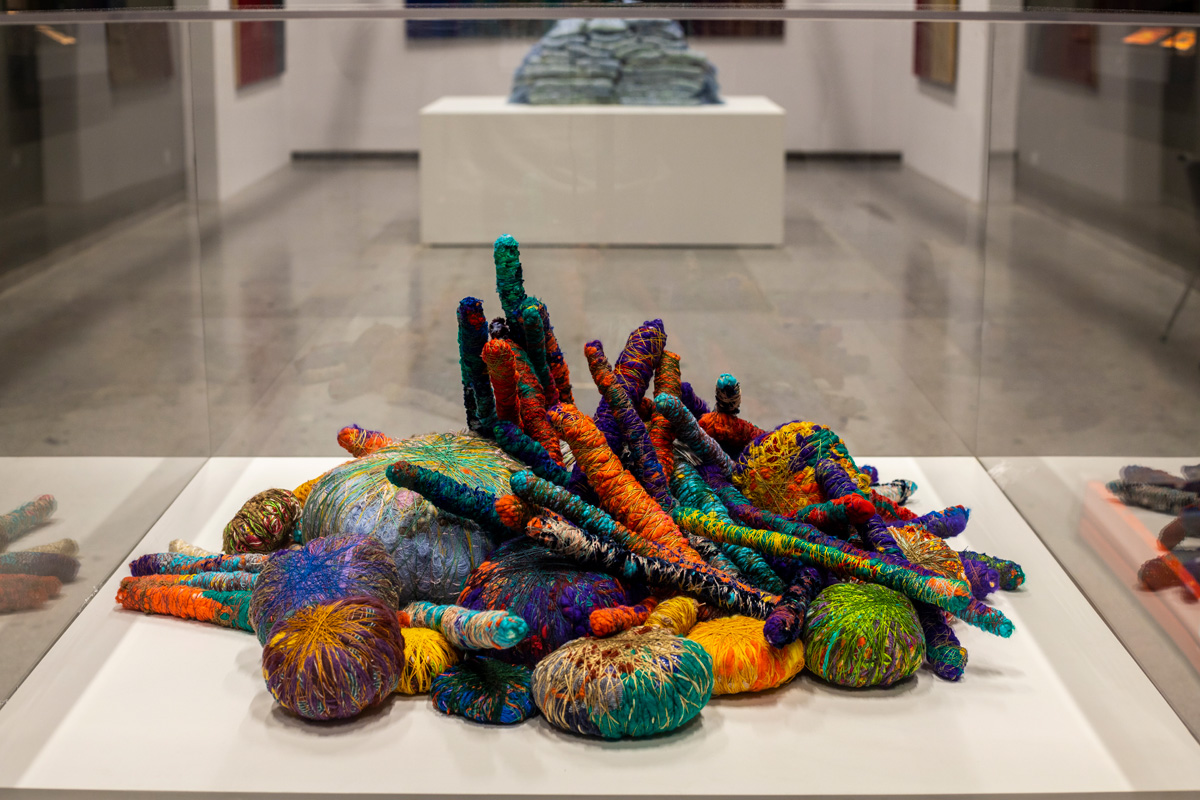 PALITOS CON BOLAS. Ca. 2011-2019. Lino, seda, algodón, bambú. Linen, silk, cotton, bamboo. Dimensiones variables. Colección privada.