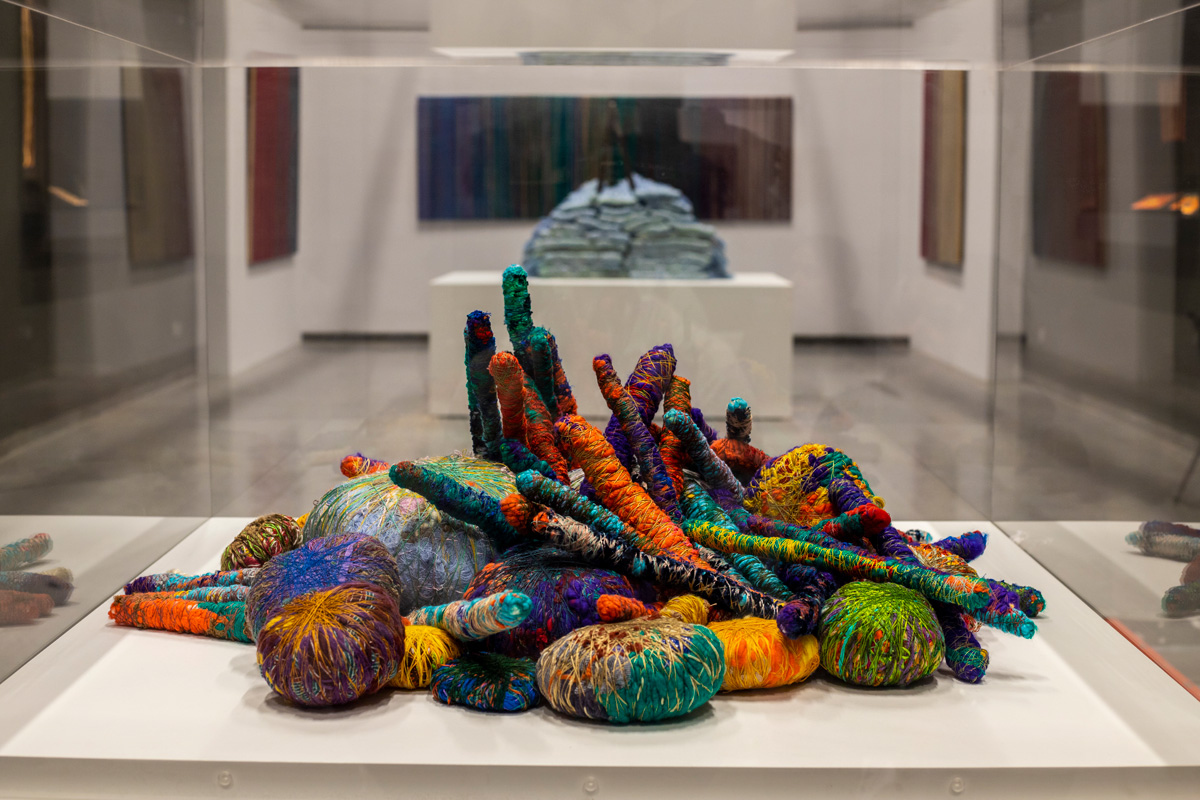 PALITOS CON BOLAS. Ca. 2011-2019. Lino, seda, algodón, bambú. Linen, silk, cotton, bamboo. Dimensiones variables. Colección privada.