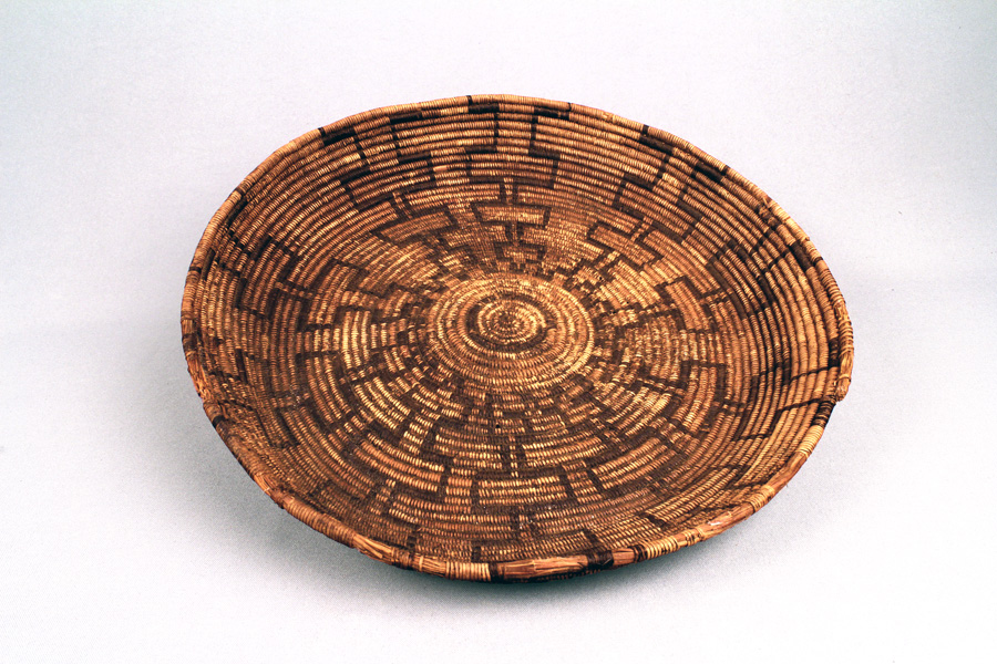 Cesto con diseños geométricos. Tejido espiralado, fibra vegetal. Quebrada de Tarapacá, 500 a.C. – 100 d.C. 34 x 6,5 cm, MCHAP/DSCY 3073.