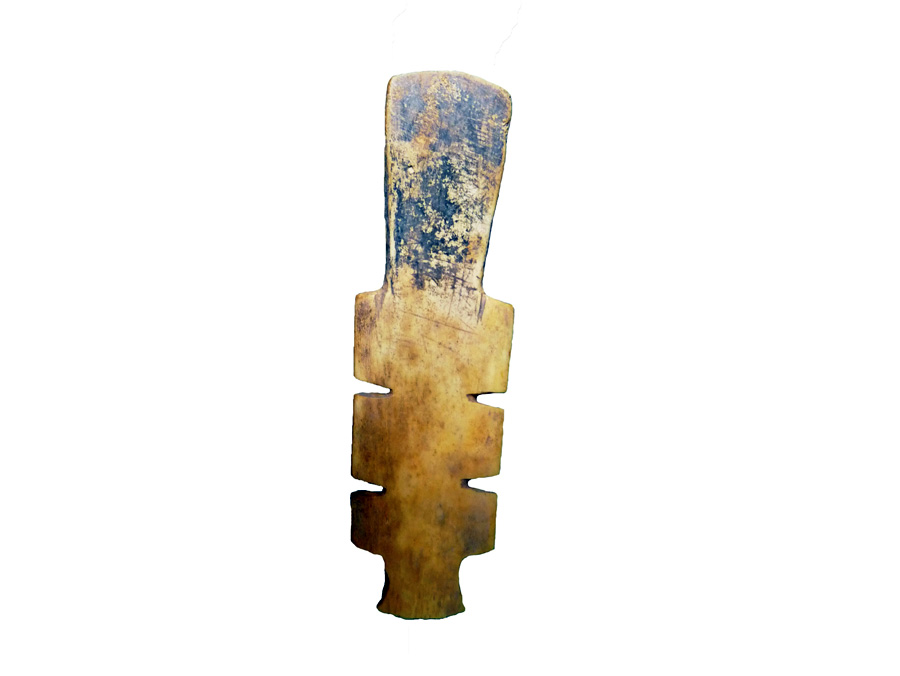 Ornamento de tocado de hueso tallado. Chorrillos, río Loa Medio, 800 – 400 a.C. 9 x 2,7 cm, Museo Corporación de Cultura y Turismo de Calama, N° F4/209.