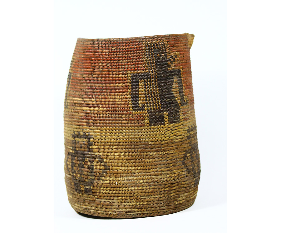 Vaso con diseños de figuras humanas. Tejido espiralado, fibra vegetal. Topater, río Loa Medio, 400 a.C. – 100 d.C. 17,5 x 20 cm, Museo Corporación de Cultura y Turismo de Calama, N°004.