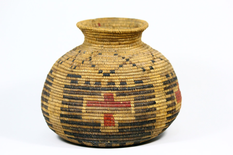 Botella con diseños geométricos. Tejido espiralado, fibra vegetal. Topater, río Loa Medio, 400 a.C. – 100 d.C. 12,5 x 14,5 cm, Museo Corporación de Cultura y Turismo de Calama, N°320.