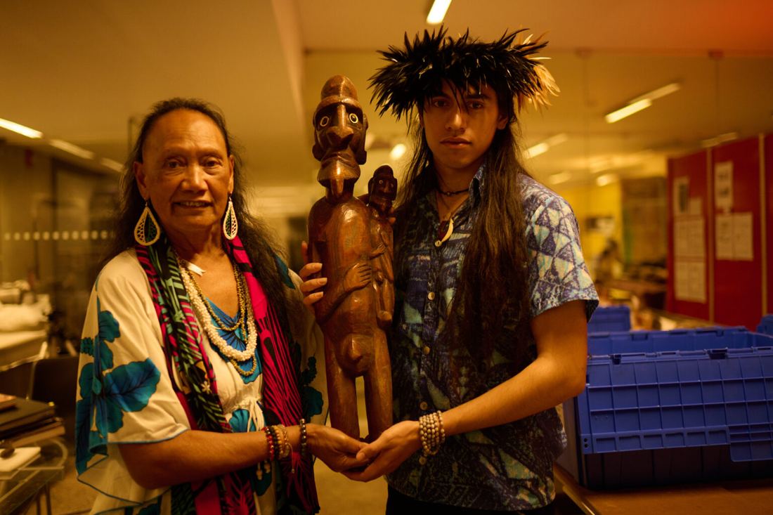 La visita de escultores y artesanos Rapanui