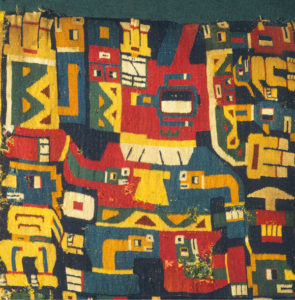 Personaje con atributos chamánicos en túnica textil